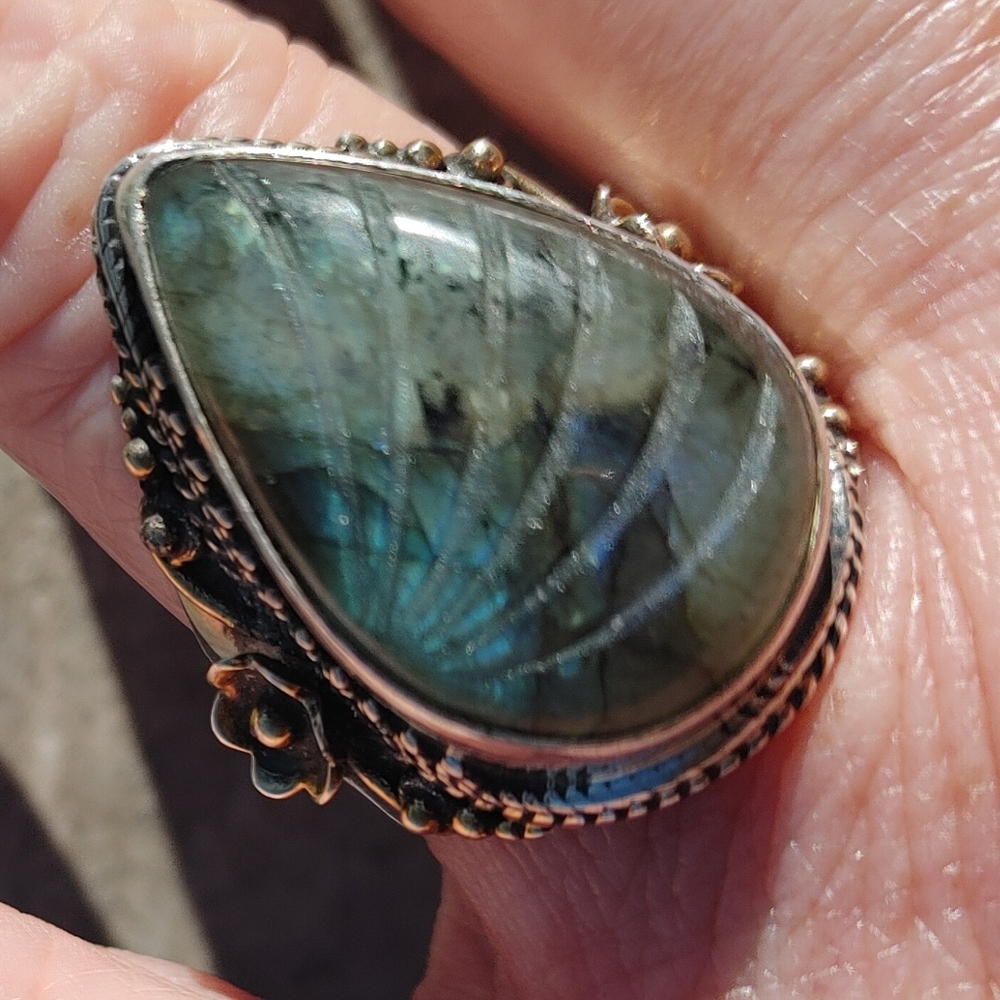 Carved Labradorite Gemstone Ring in 925 Sterling Silver (9) - Picture 12 of 12